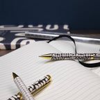 Stylos à bille Elysian Monochrome à design mixte dans une boîte cadeau — Ensemble de 3 stylos