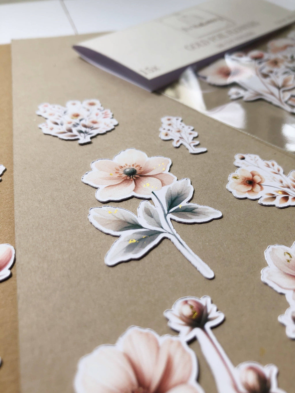Autocollants « Fleurs beiges avec feuille dorée »