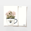 Carte tasse avec fleurs roses et abeille