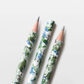 Crayon motif floral bleu blanc vert
