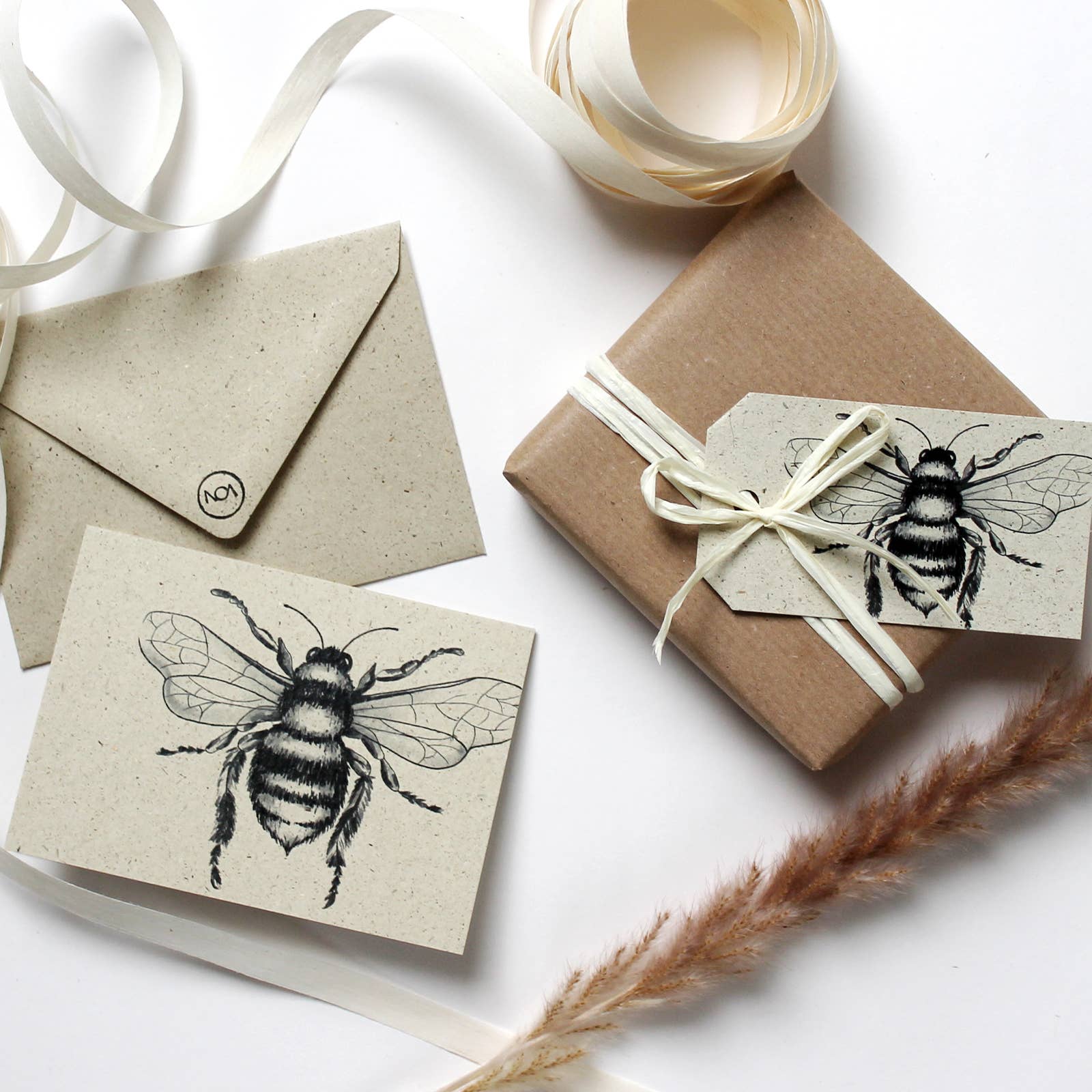Étiquettes cadeaux en papier abeille