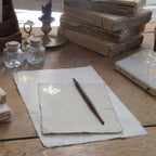 Papier parchemin artisanal – Fleur de lys dorée