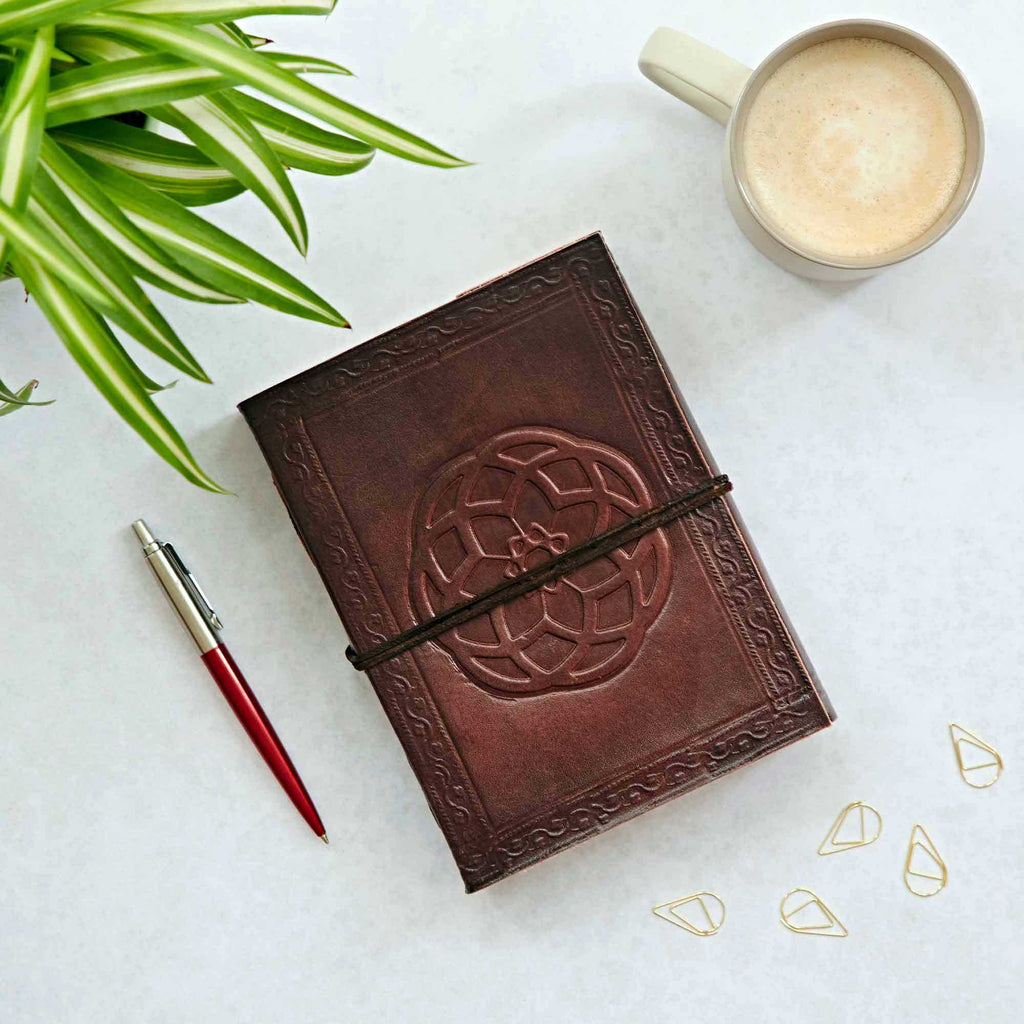 Carnet de notes celtique fermé en cuir Triskelion