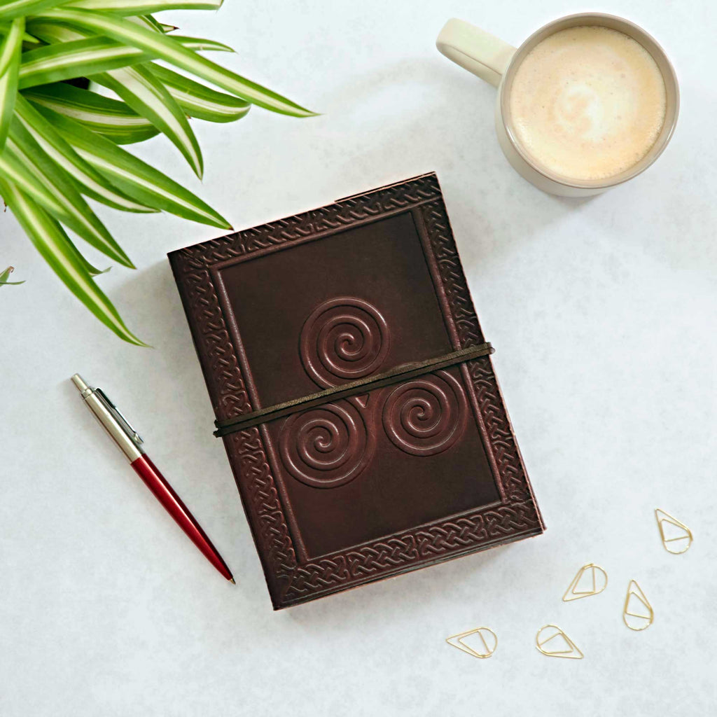 Carnet de notes celtique fermé en cuir Triskelion