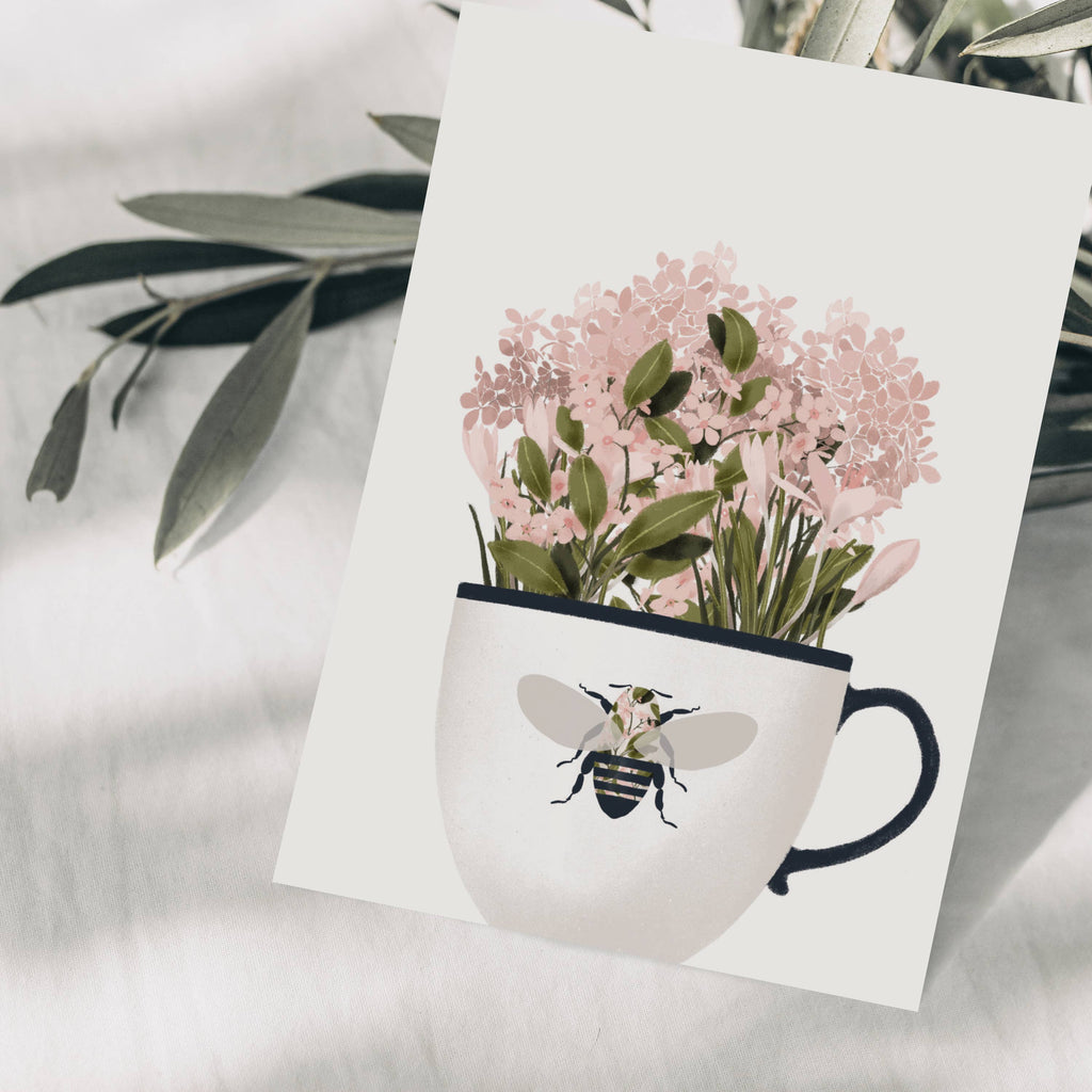 Carte tasse avec fleurs roses et abeille
