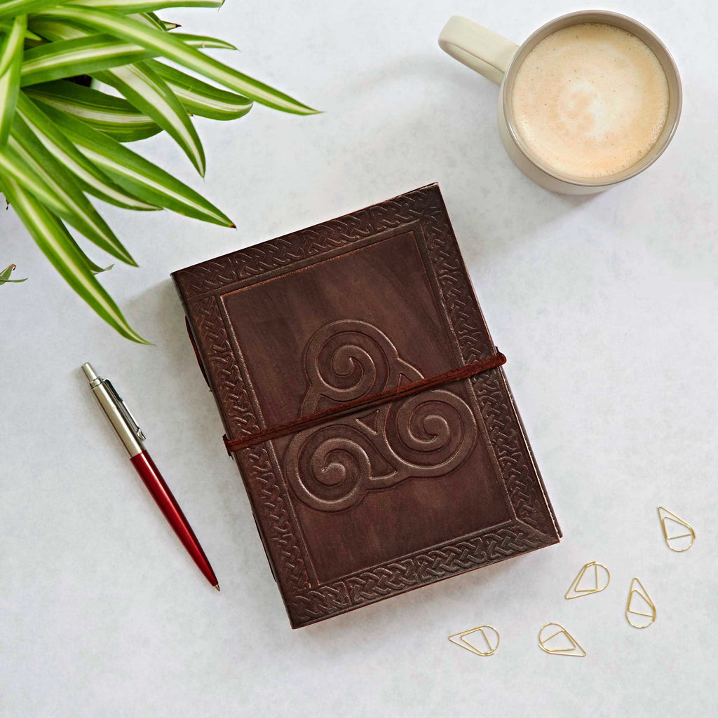 Carnet de notes celtique fermé en cuir Triskelion