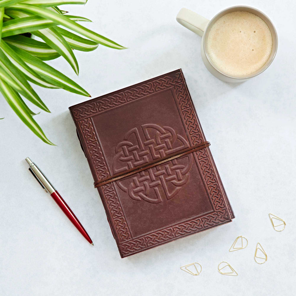Carnet de notes celtique fermé en cuir Triskelion