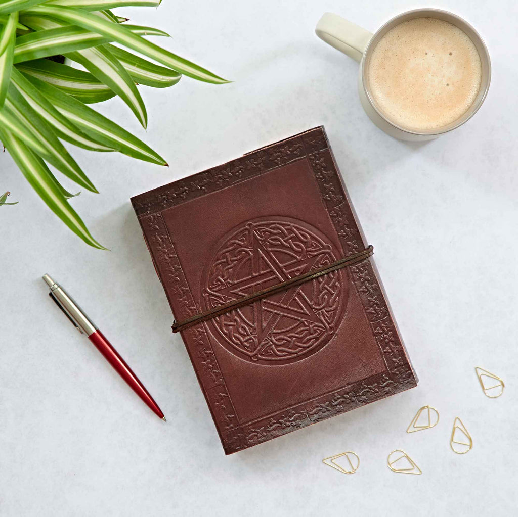 Carnet de notes celtique fermé en cuir Triskelion