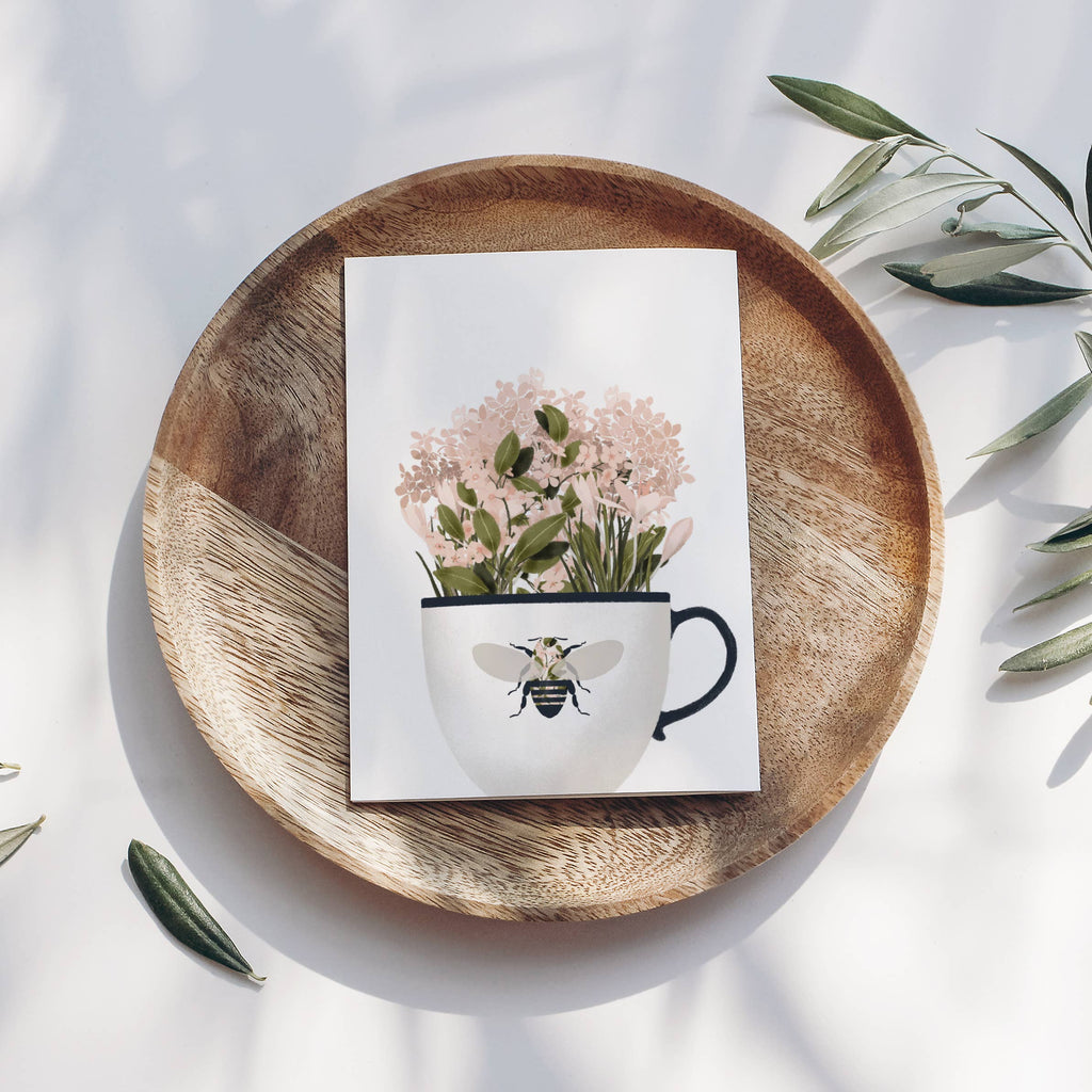 Carte tasse avec fleurs roses et abeille