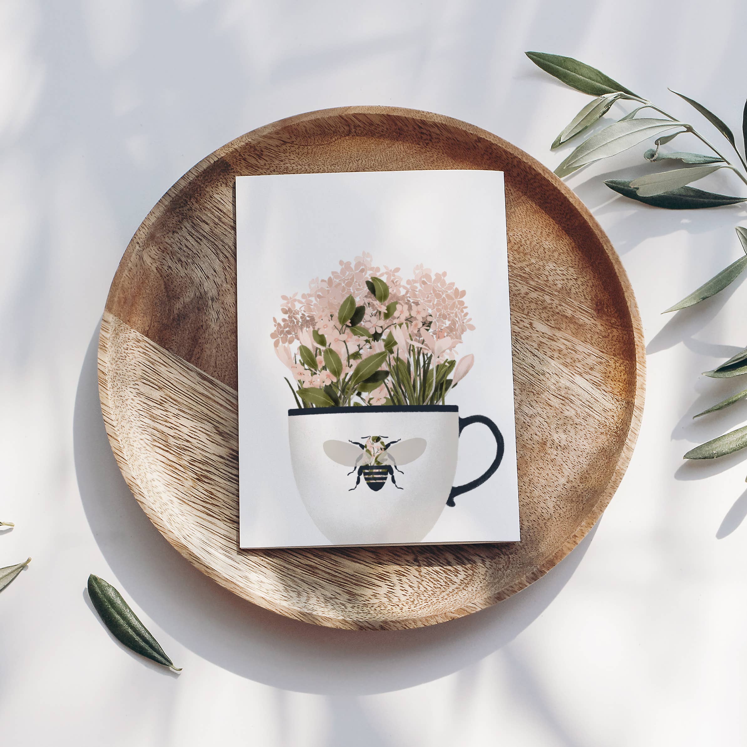 Carte tasse avec fleurs roses et abeille
