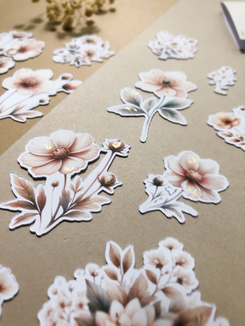Autocollants « Fleurs beiges avec feuille dorée »