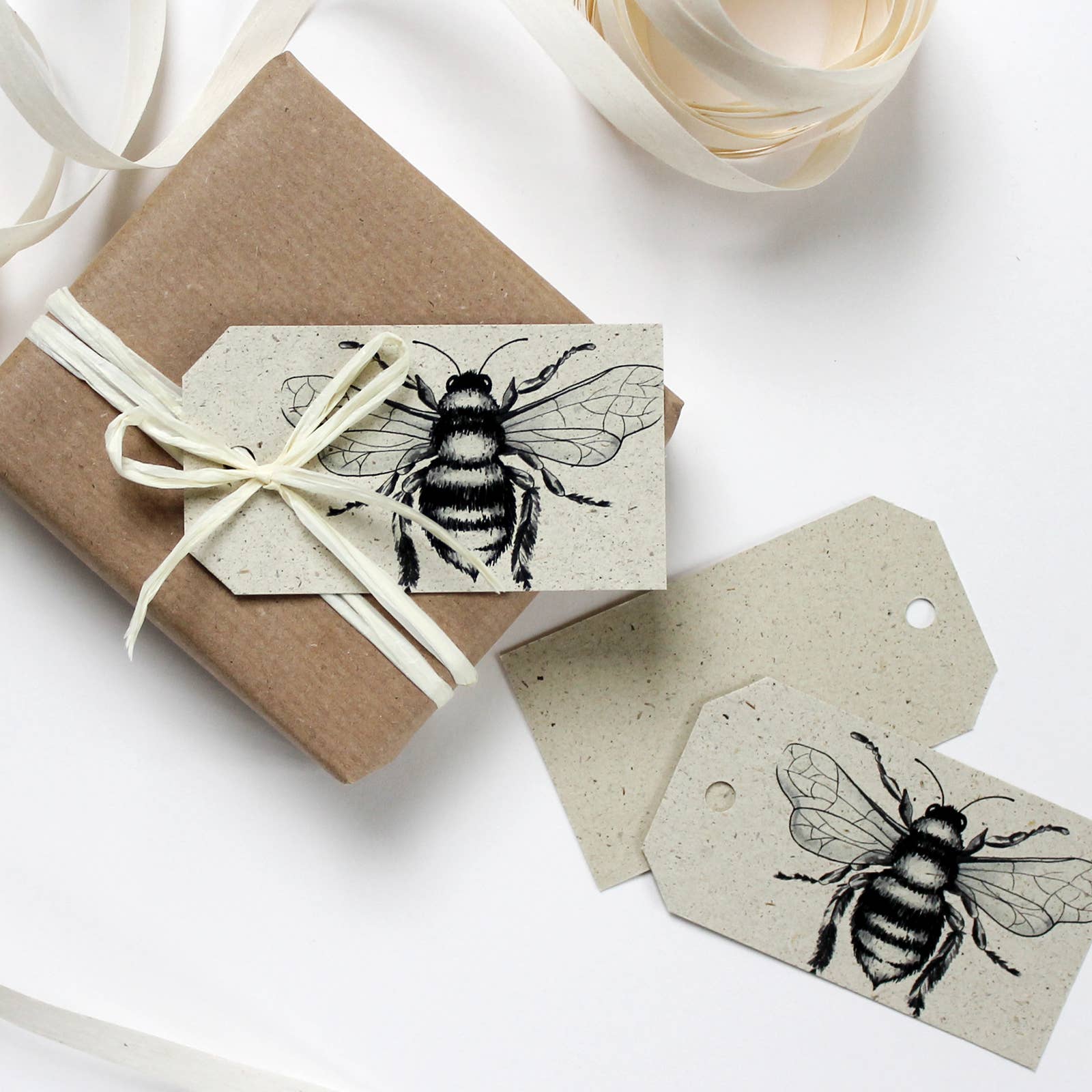 Étiquettes cadeaux en papier abeille