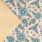 Élégance botanique : motif floral bleu sarcelle et vert sur un support en liège